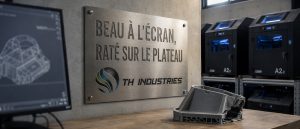 Conception pièce impression 3D FDM : plaque atelier TH Industries à Sarrigné avec écran CAO et pièce imprimée