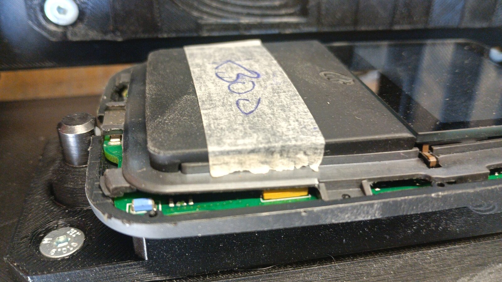 Boîtier électronique maintenu dans un outillage d'assemblage imprimé en 3D, détail du poste d'ajustage