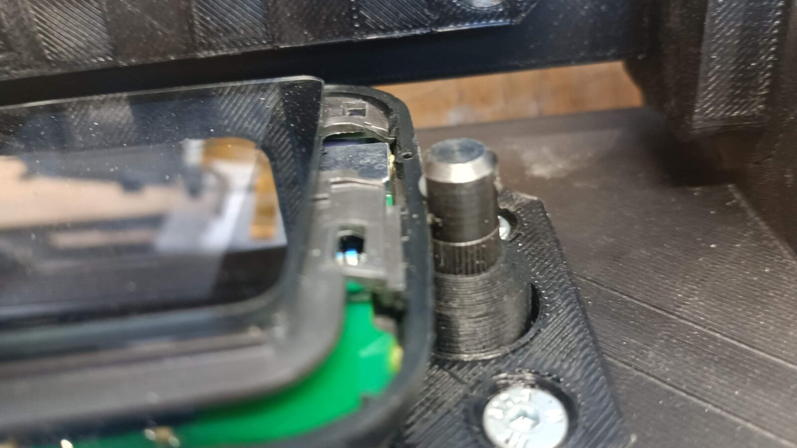 Détail d'un outillage de positionnement imprimé en 3D avec pige métallique pour l'assemblage d'un boîtier électronique