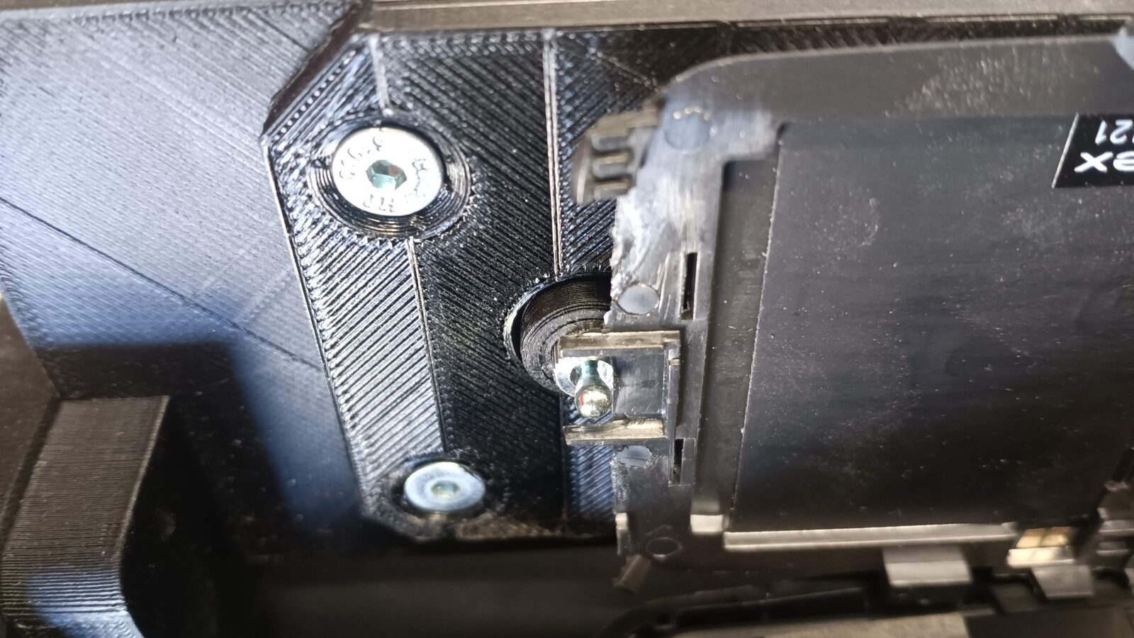 Dessous d'un gabarit imprimé en 3D avec inserts métalliques vissés, conception et réalisation TH Industries