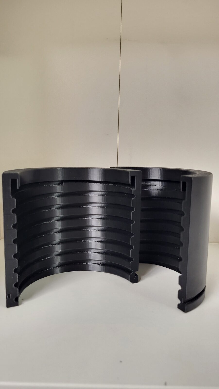Demi-coquilles techniques imprimées en 3D en PEEK noir dans l'atelier TH Industries près d'Angers