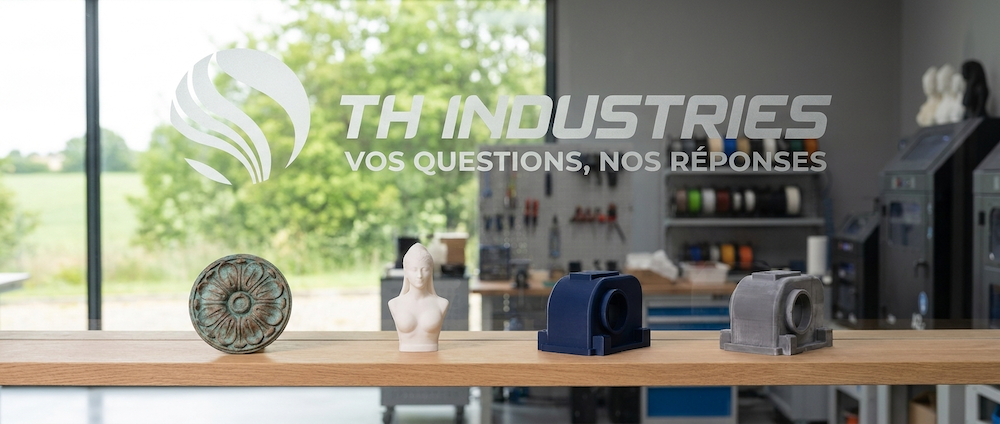 Rosace patinée, buste et boîtiers imprimés en 3D alignés sur un établi
